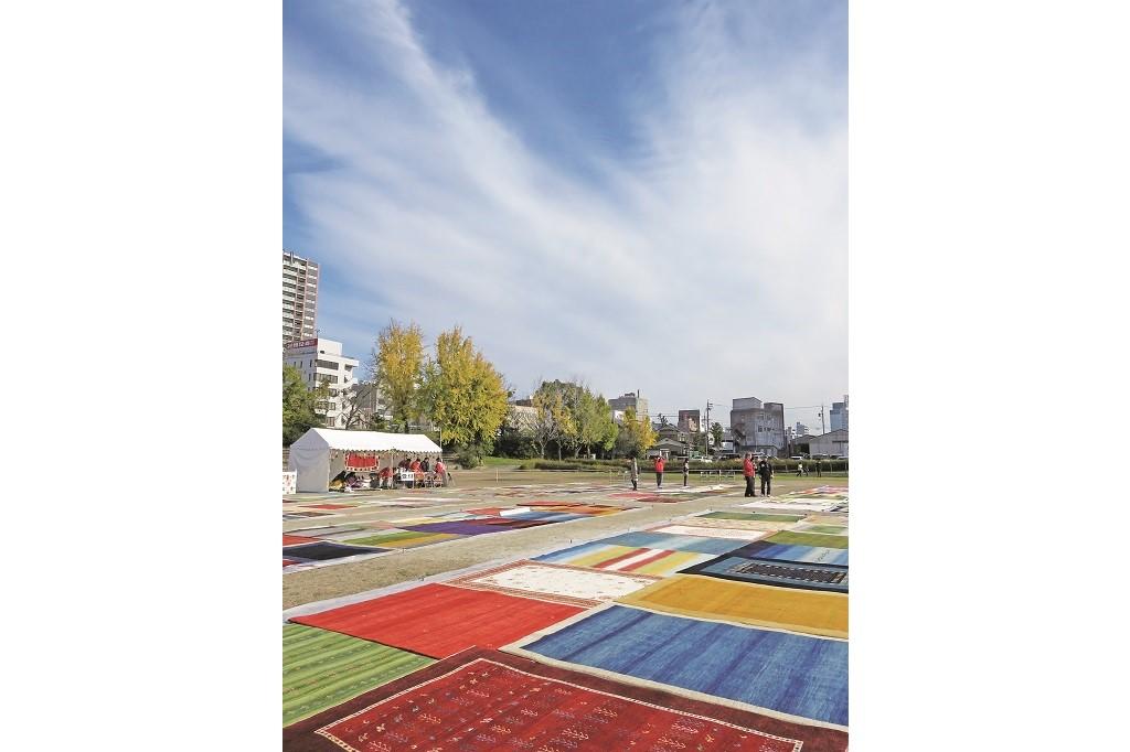 2023年10月27日（金）～29日（日）に岡崎公園多目的広場で「空展 (空の下の手織りじゅうたん展)」を開催します。