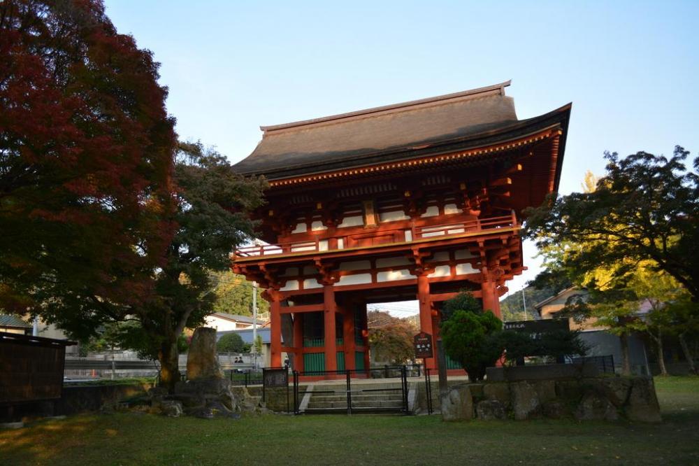 三門：鎌倉期に作られた国重要文化財（瀧山寺宝物殿から西へ約950ｍ）