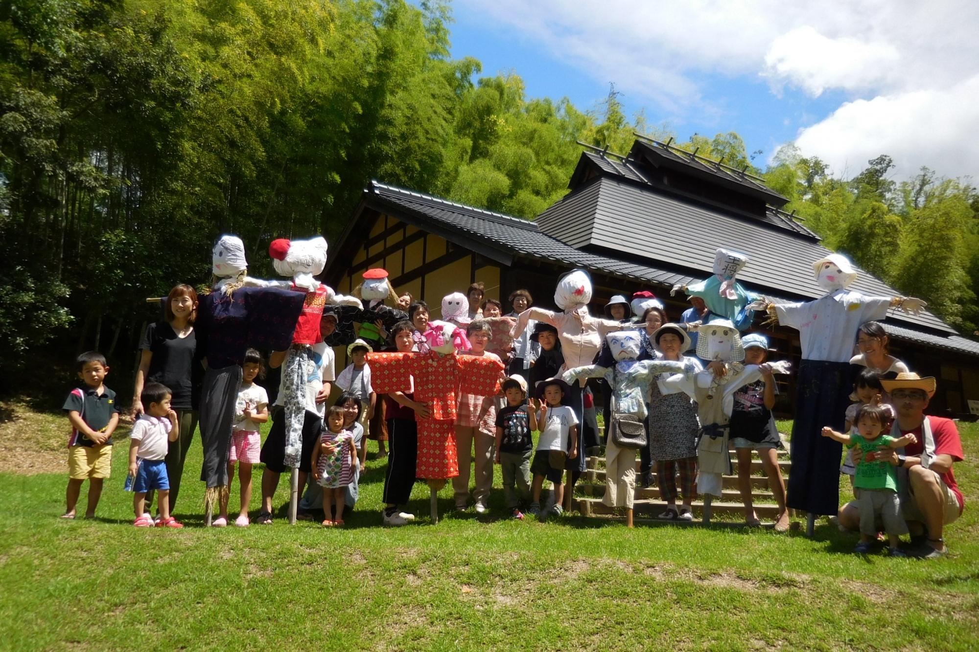 田んぼの守護神！「かかし作り」を開催しました。