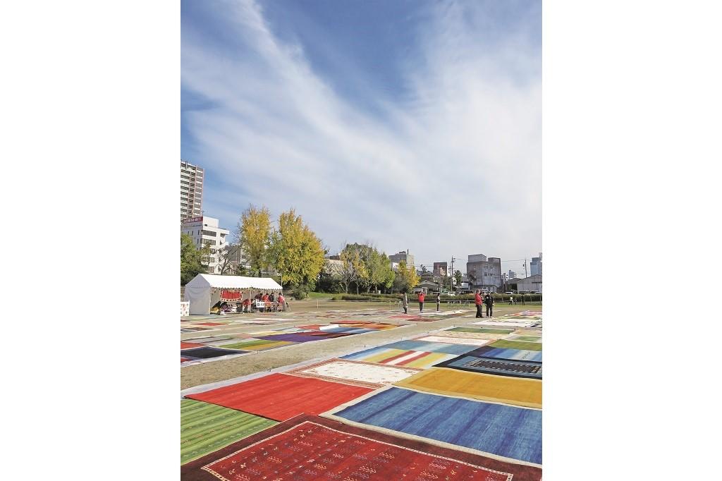 2023年10月27日（金）～29日（日）に岡崎城公園多目的広場で「空展 (空の下の手織りじゅうたん展)」を開催します。