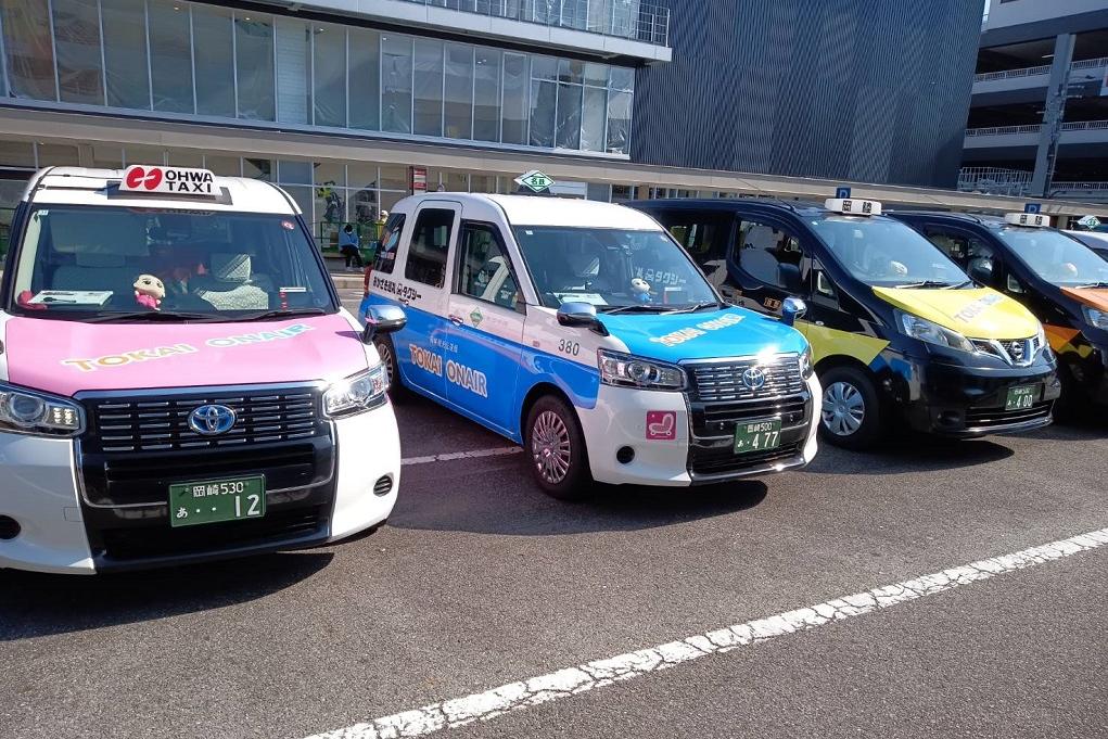 「東海オンエア」メンバーカラーの特別デザインの「おかざき巡礼タクシー」運行開始しています！