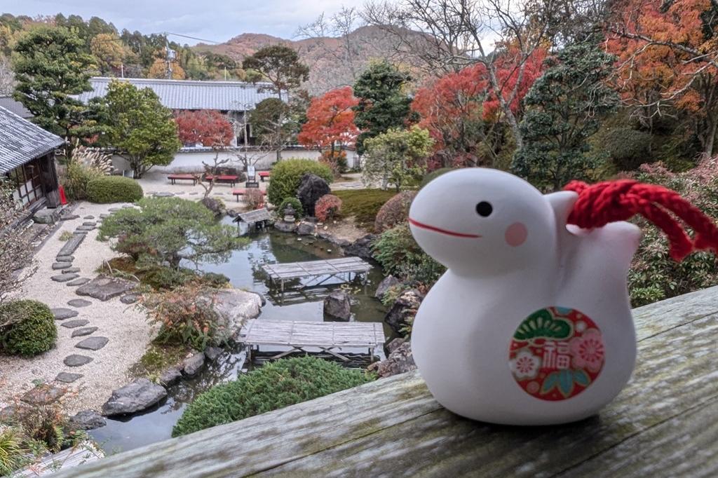 2025年1月4日(土)に金鳳亭で季節の料理をお食事をされた方(先着100個)に「干支土鈴」をプレゼントします！