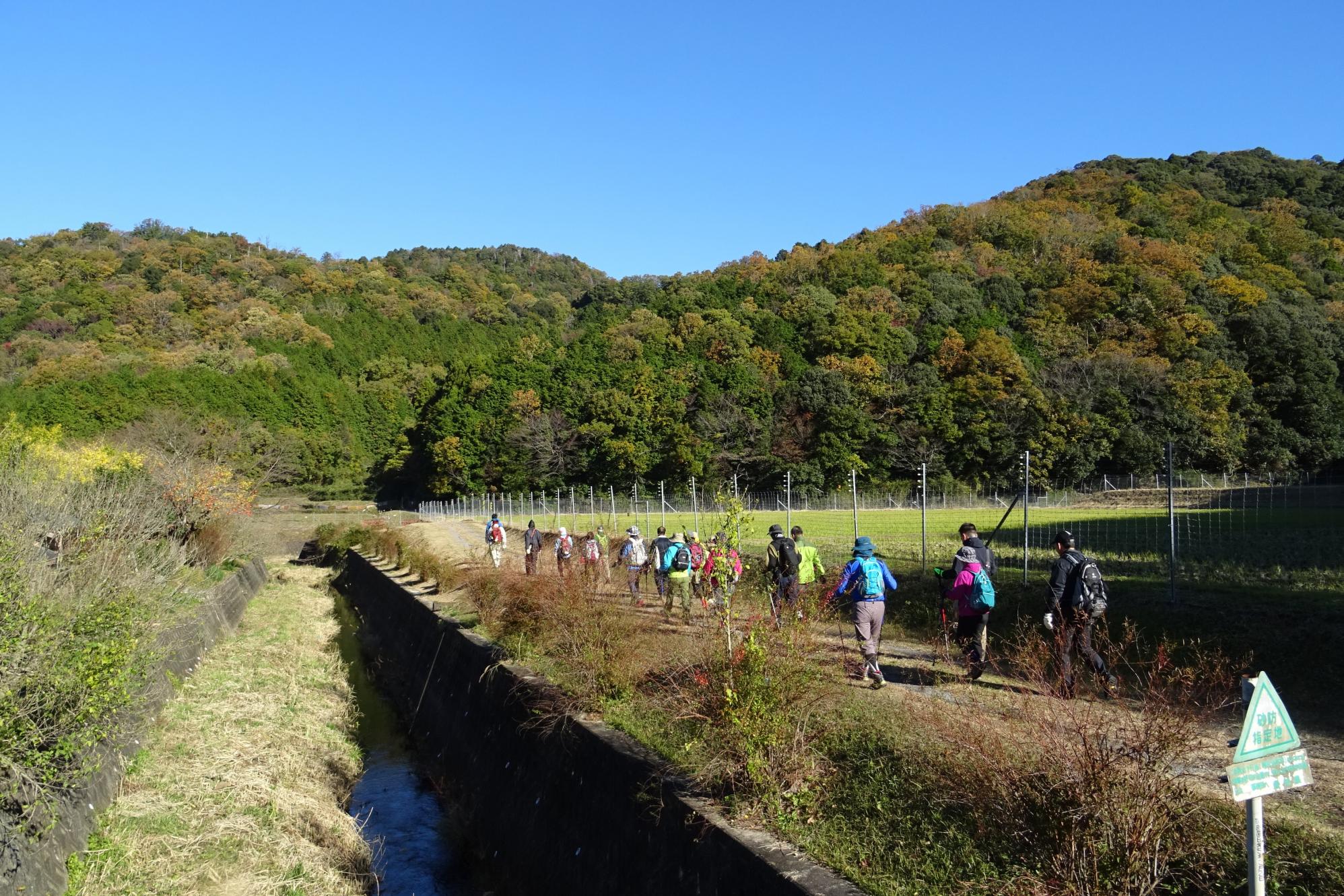 秋の水晶山トレッキングを実施しました！