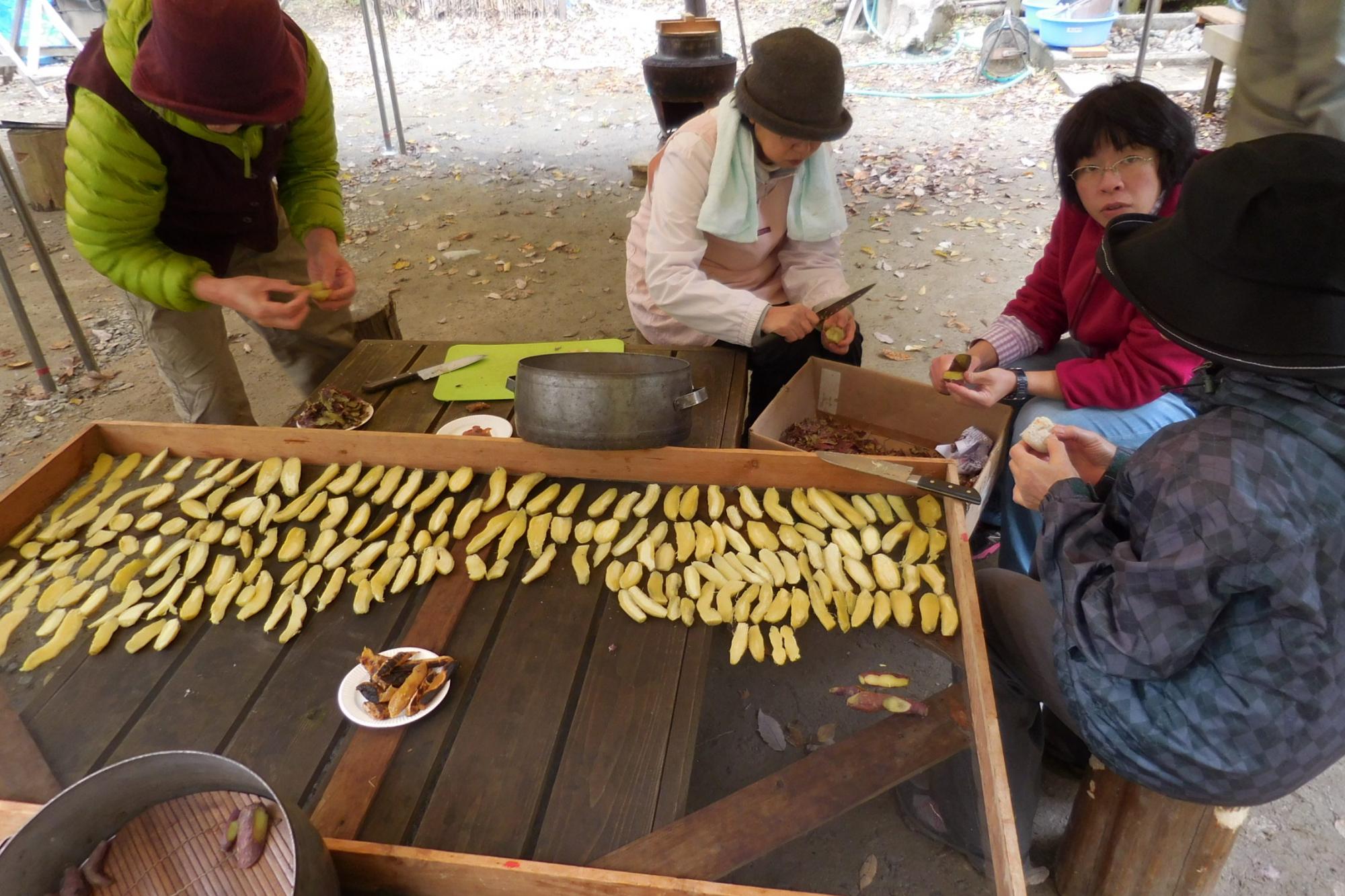 「干し芋作り」イベントを実施しました。