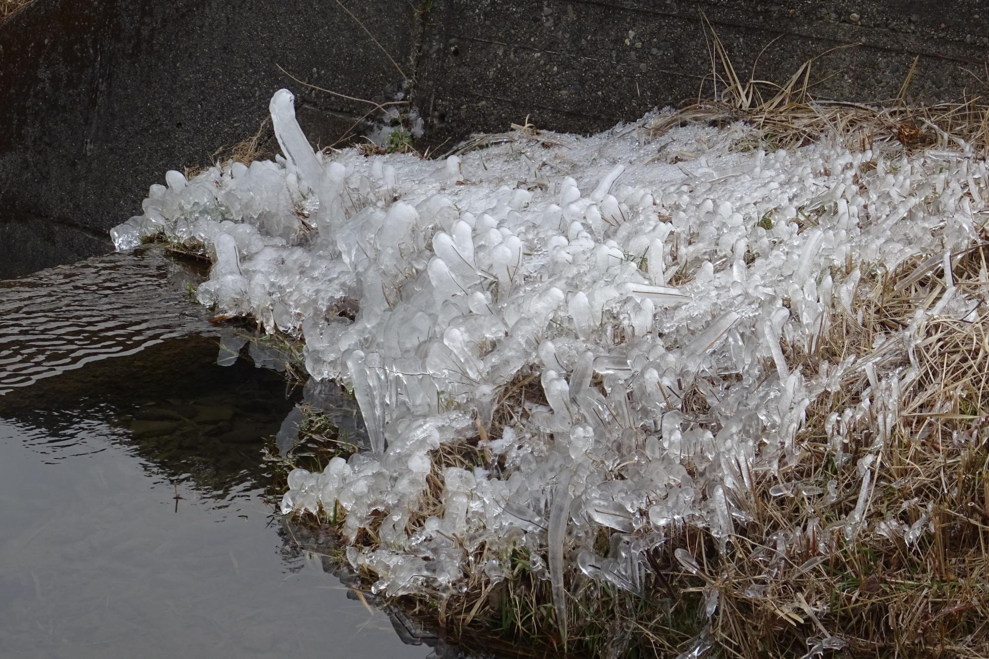 氷のモニュメント