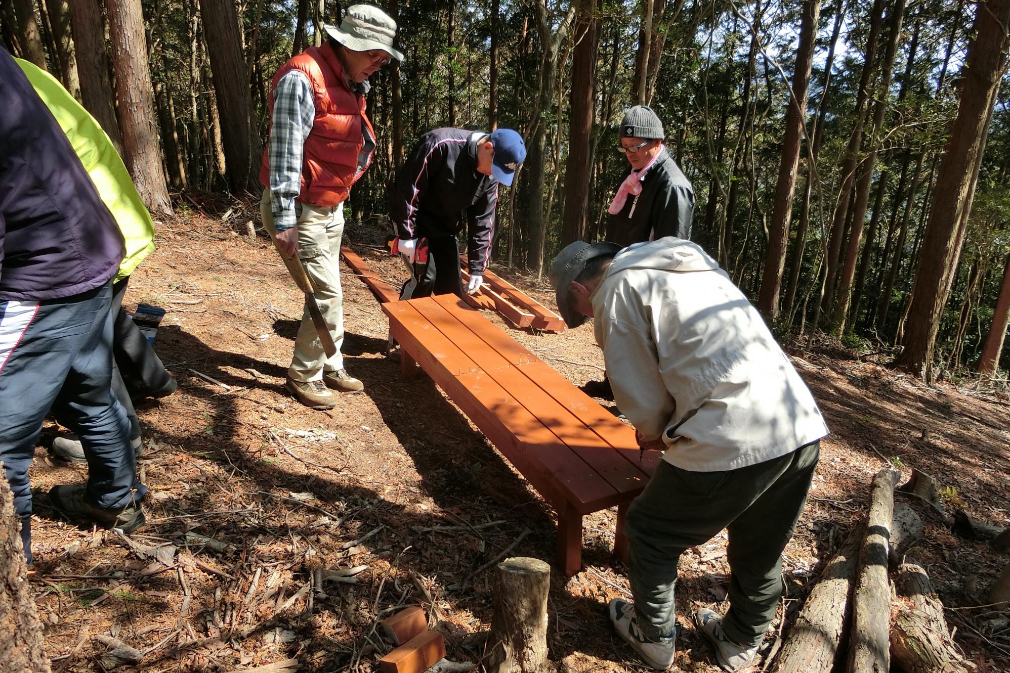 鳥川ホタルの里登山道にベンチを設置！！