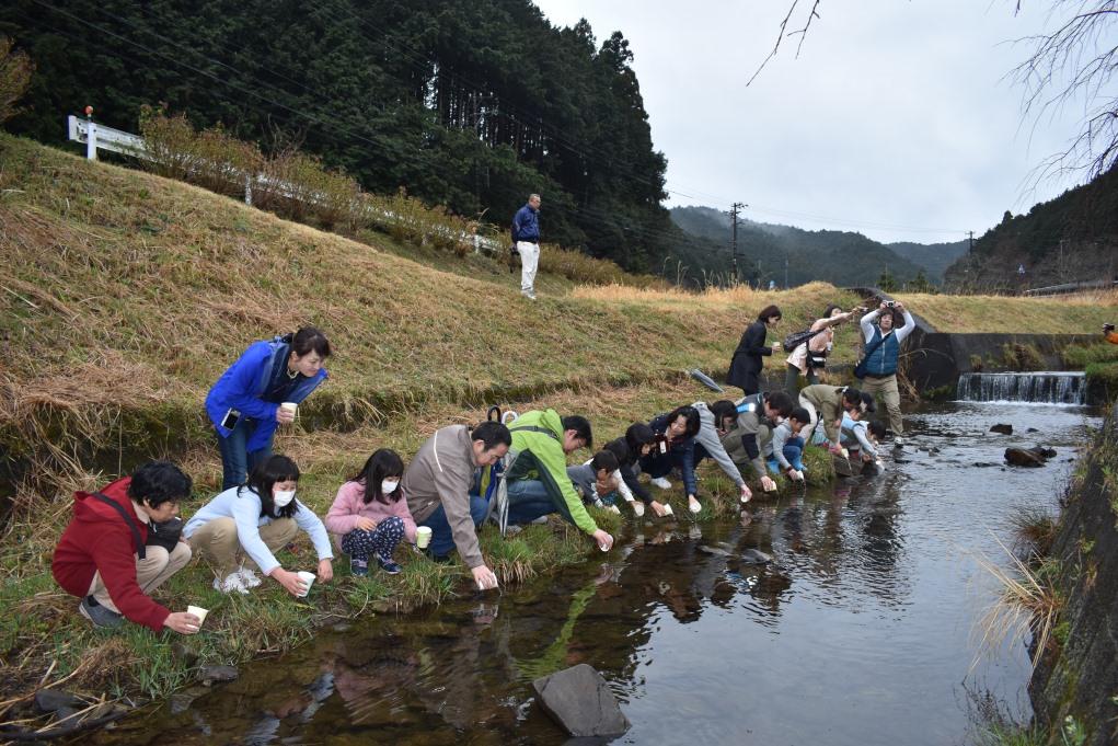 ホタルの幼虫放流式を実施しました！