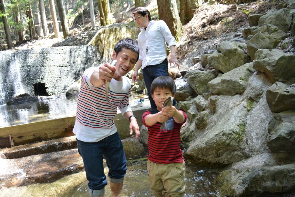 くらがり渓谷で「マス釣り・マスつかみ」が始まりました！