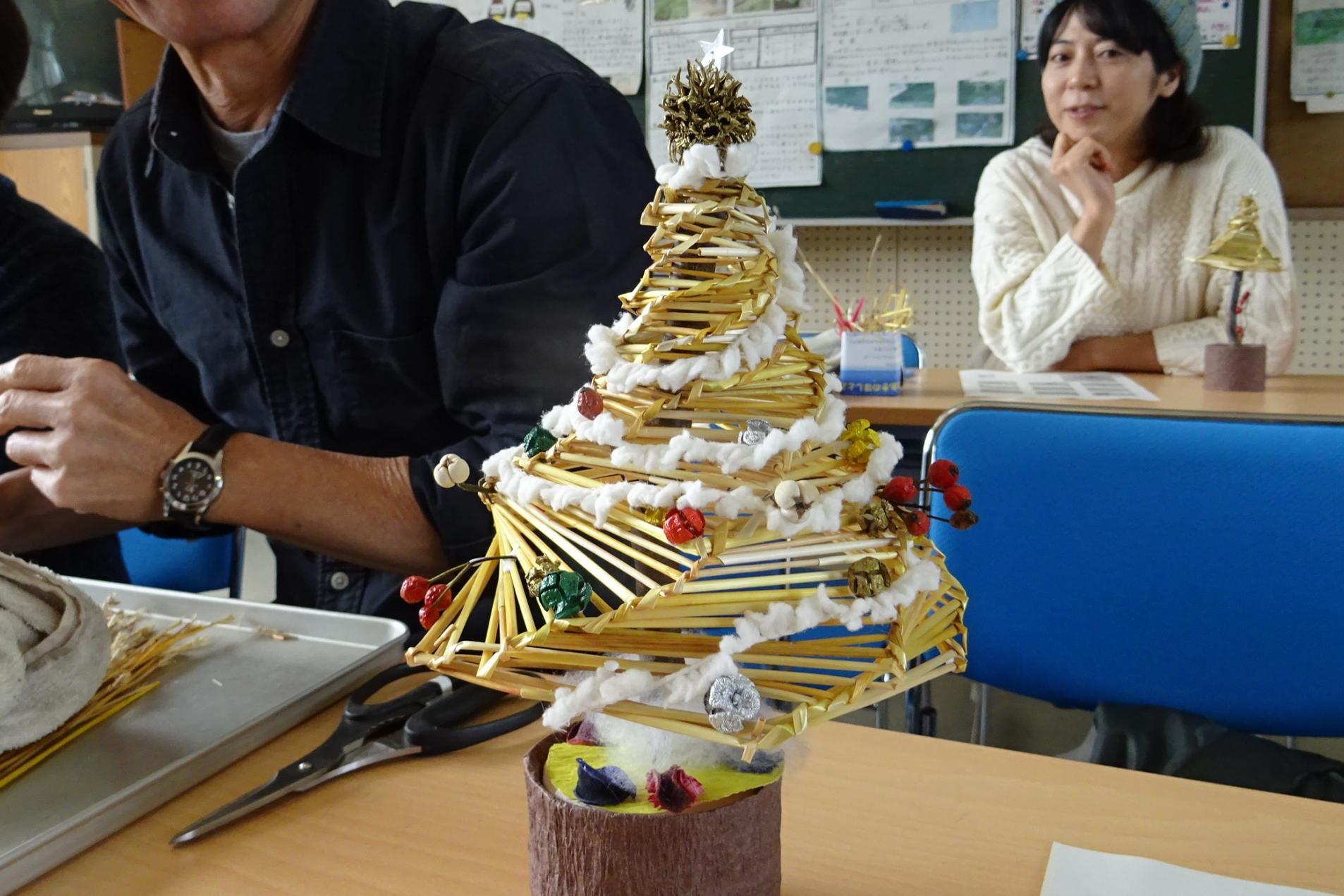 ホタル籠でクリスマスツリーを作りました。