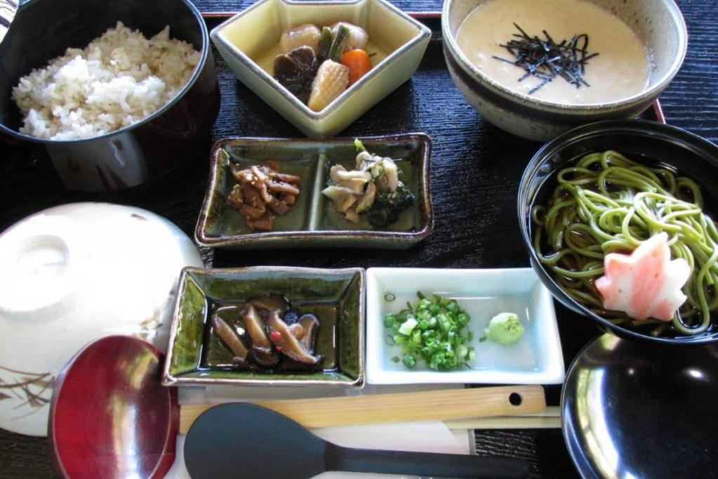 11月末まで金鳳亭で「麦とろ御飯」が味わえます！