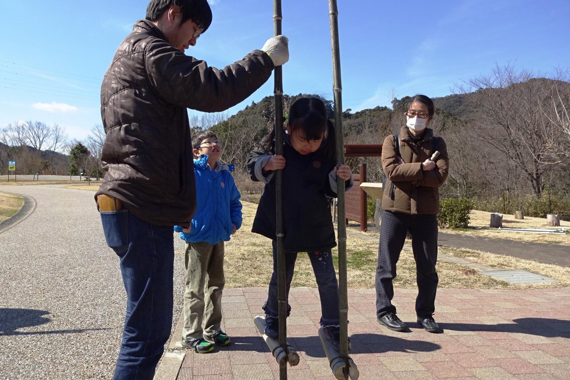 竹馬を作って乗って！あなたも竹馬マスター！