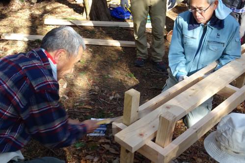 鳥川ホタルの里登山道にベンチ設置しました。