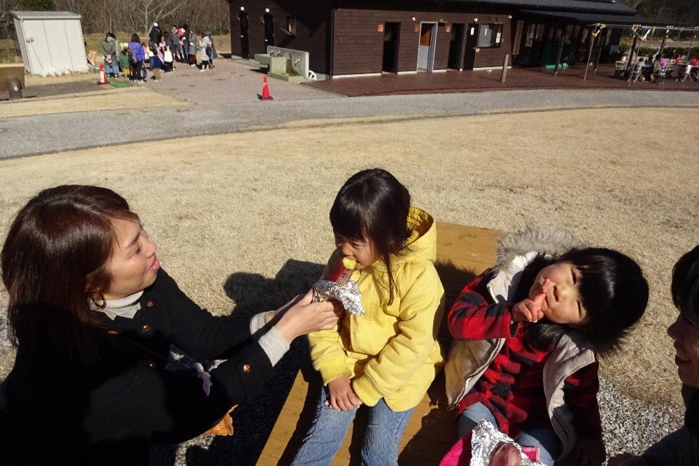 今年は、ホッコホコのお芋も！「落ち葉プール＆石焼き芋」を実施しました！