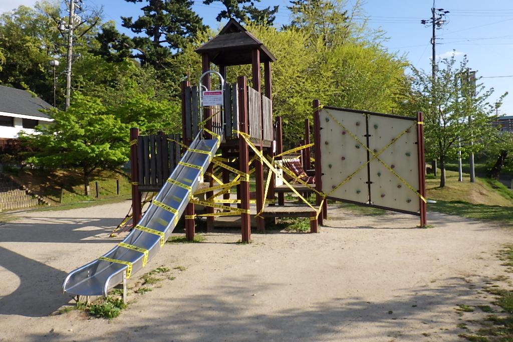 岡崎城公園内複合遊具の使用禁止ついてお知らせします。