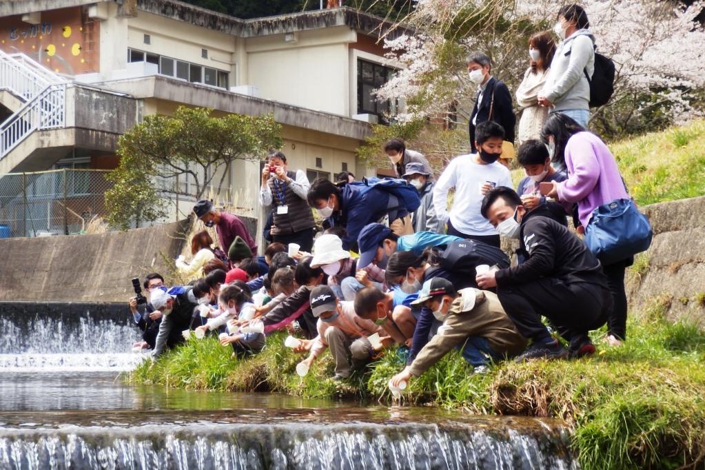 「ホタルの幼虫放流式」を実施しました！