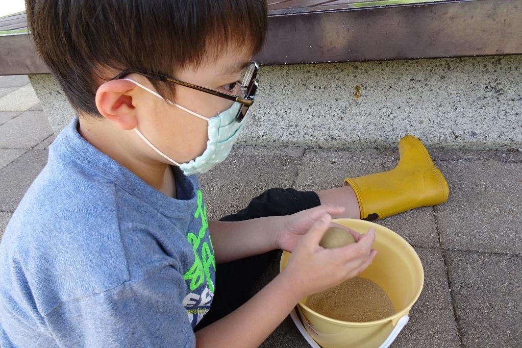 「ひかる、どろだんご作り」を行ないました。