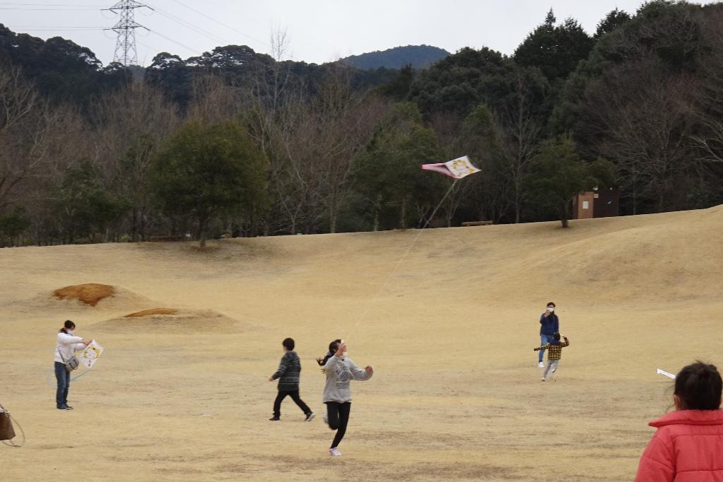 「凧を作って揚げてみよう」を行ないました。