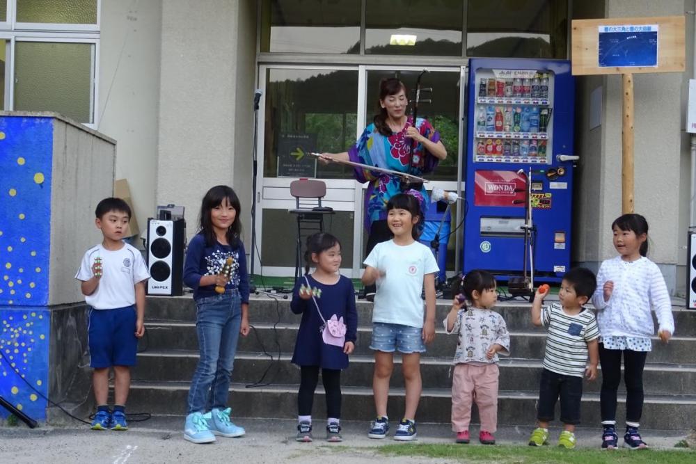 子どもたちと一緒に演奏