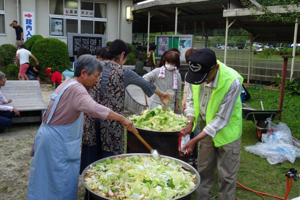 具だくさんの田舎汁二鍋を準備