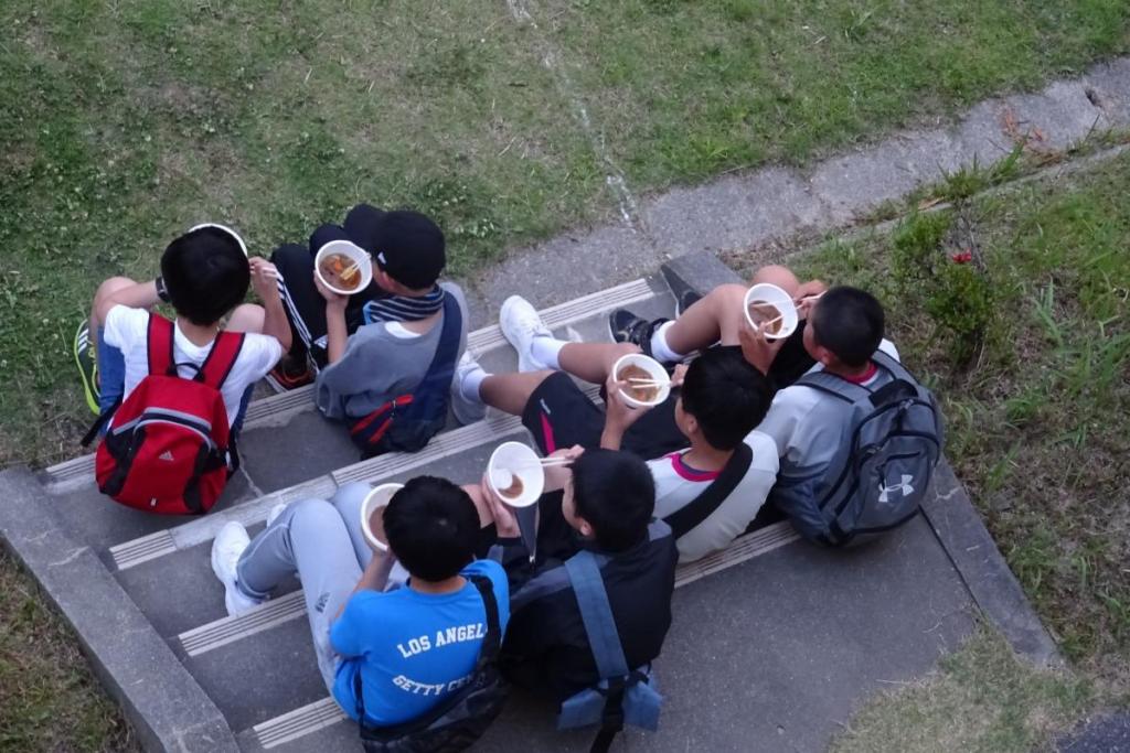 田舎汁を食べる子供たち