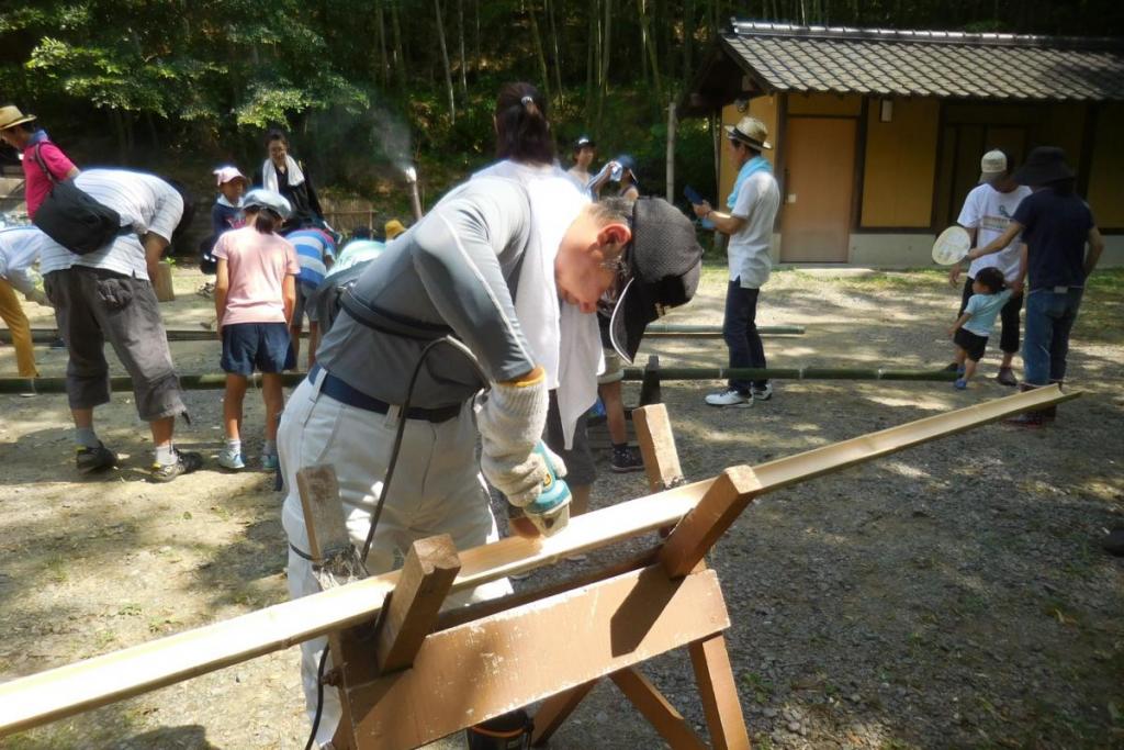 最後はお父さんの出番、グラインダーで仕上げです