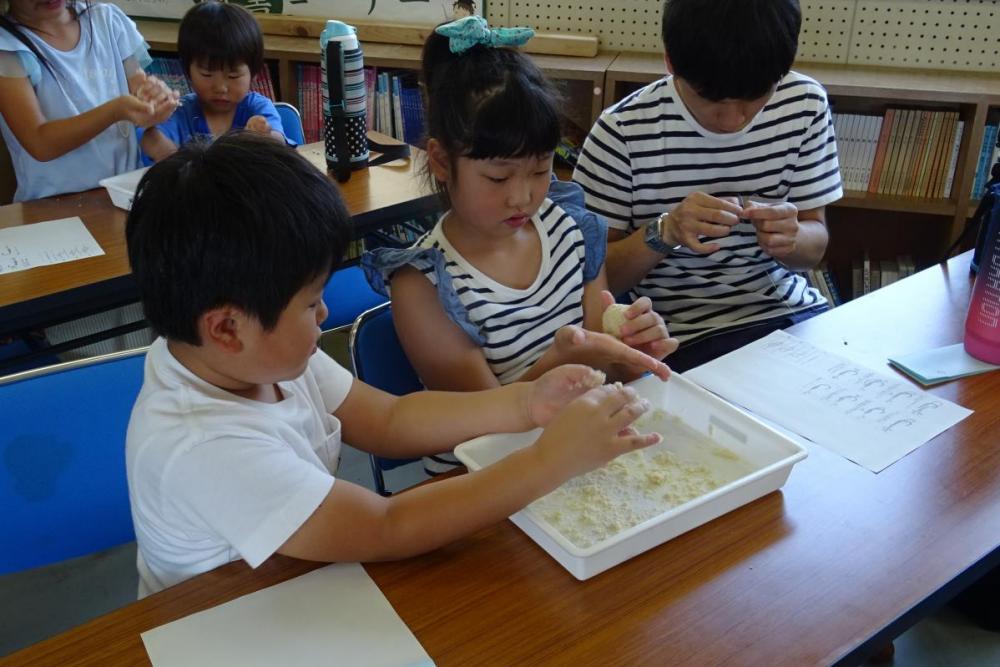 餌を煉る子供たち