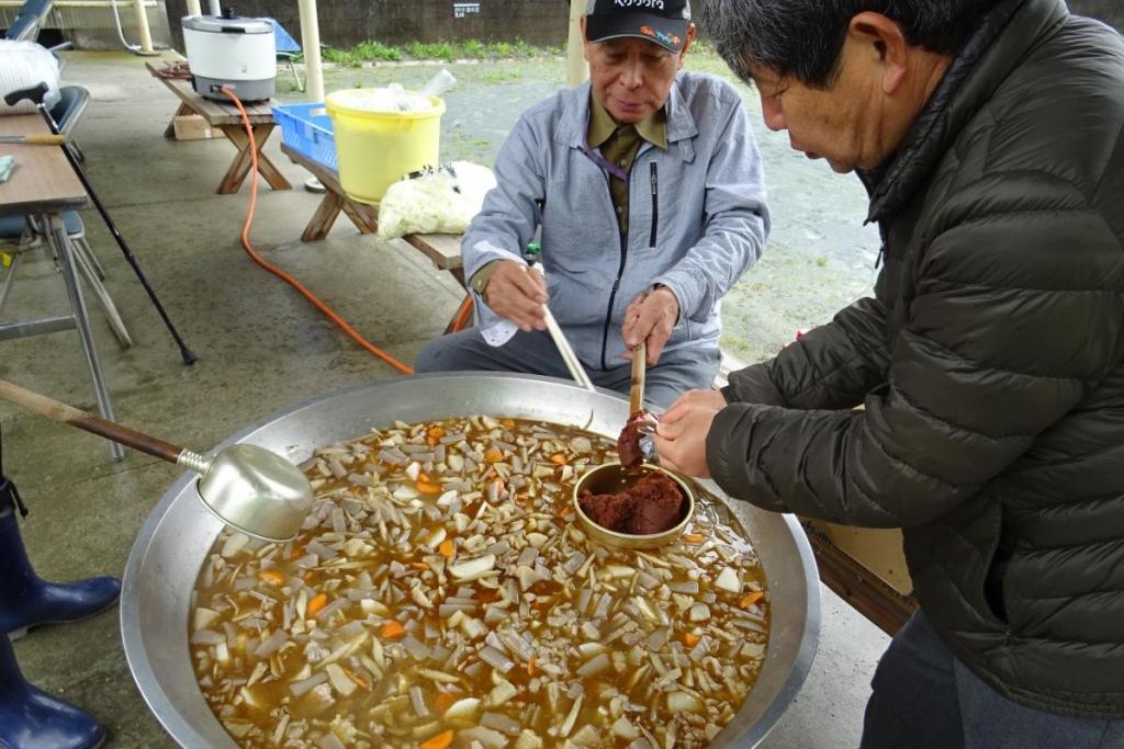 地元のお父さんたちが朝から仕込みました