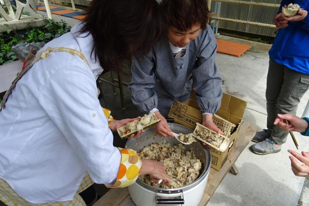 地元のお母さんちが朝から炊き込みました