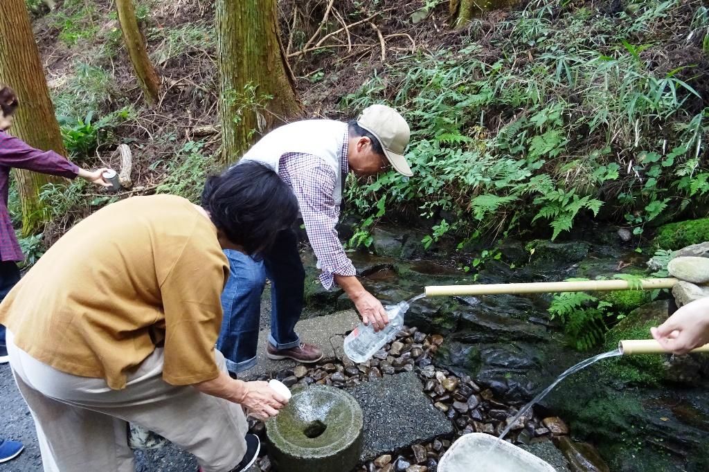 さっそく湧水を汲んでみましょう！