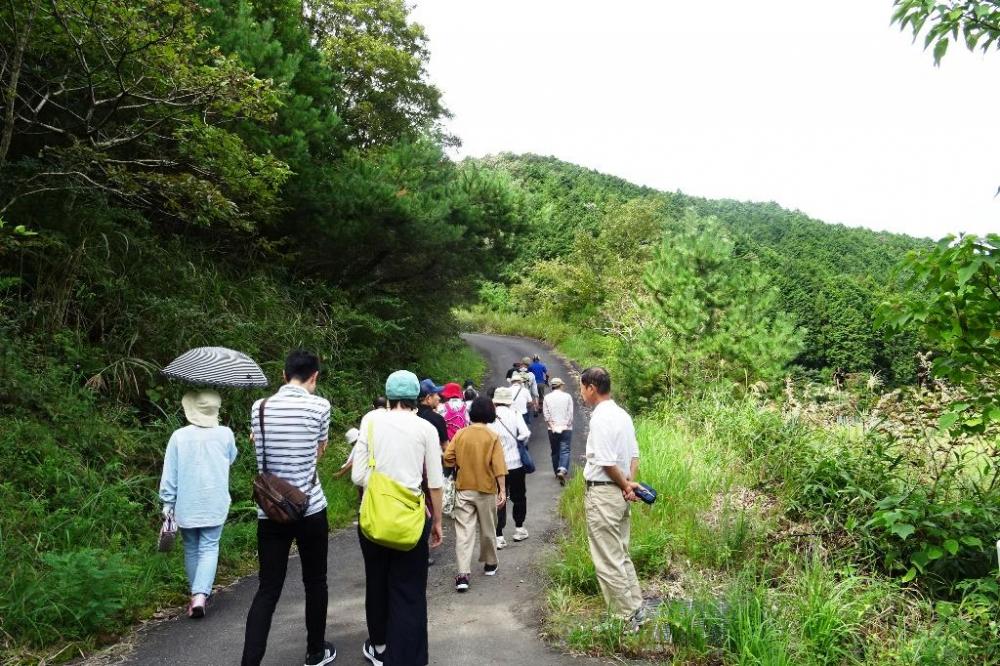 続いては産湯の滝。少し歩きます！