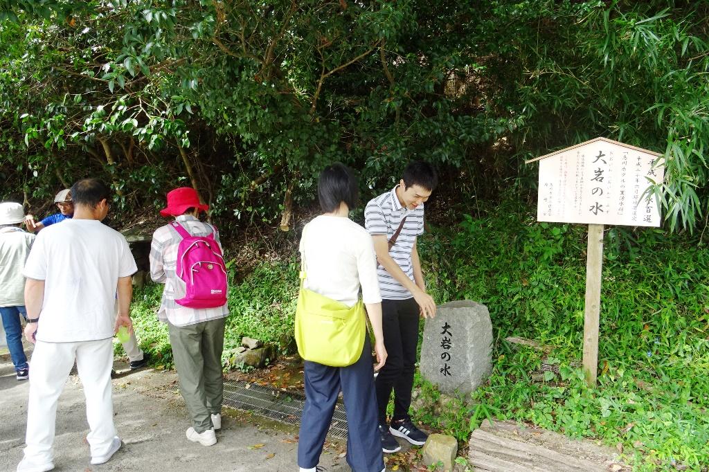 最後はホタル学校近くの大岩の水