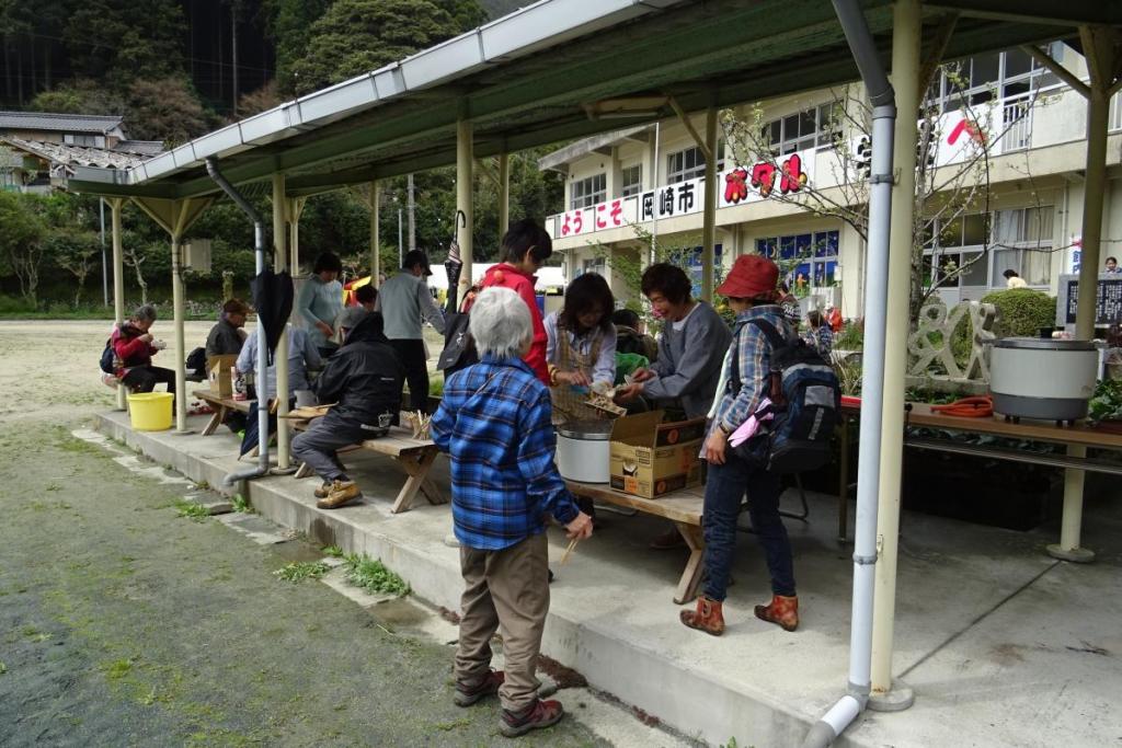 ウォーキングイベント参加者の昼食の様子