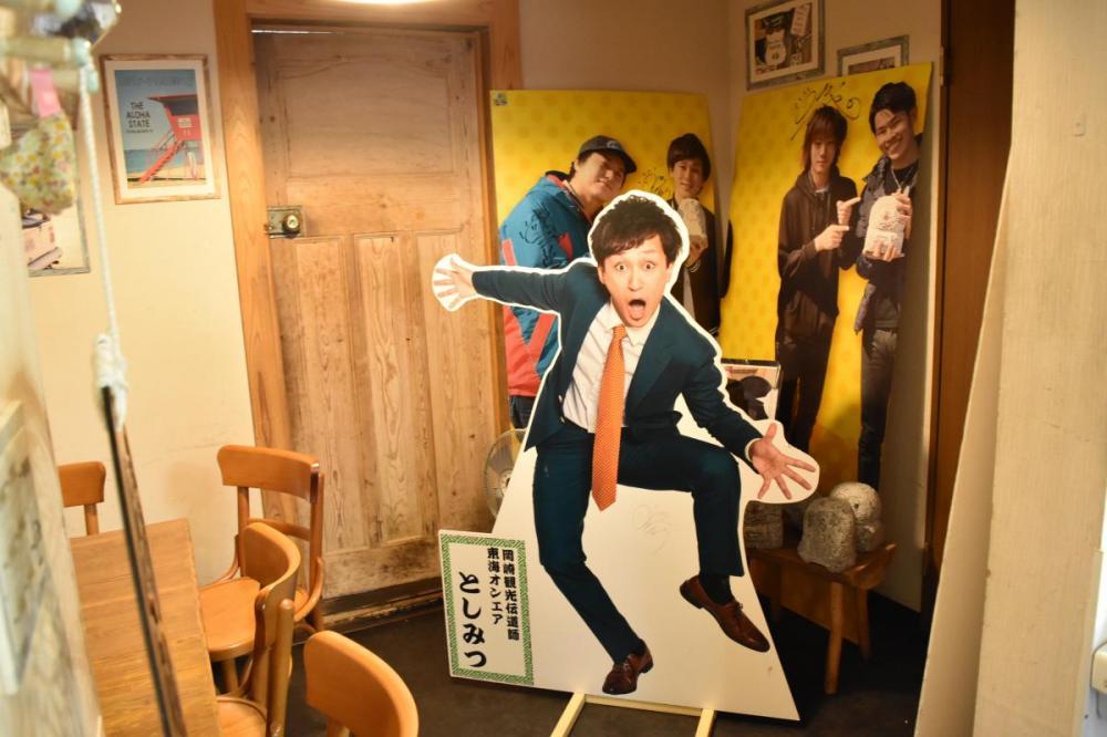 店内には東海オンエアのパネルも。