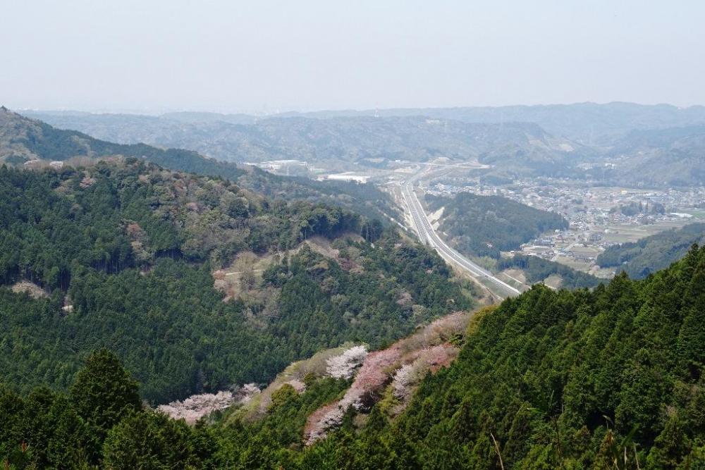 平成の大崩れからの眺め。下に伸びるのは新東名。