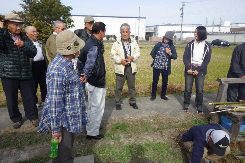 山内先生の説明に耳を傾ける