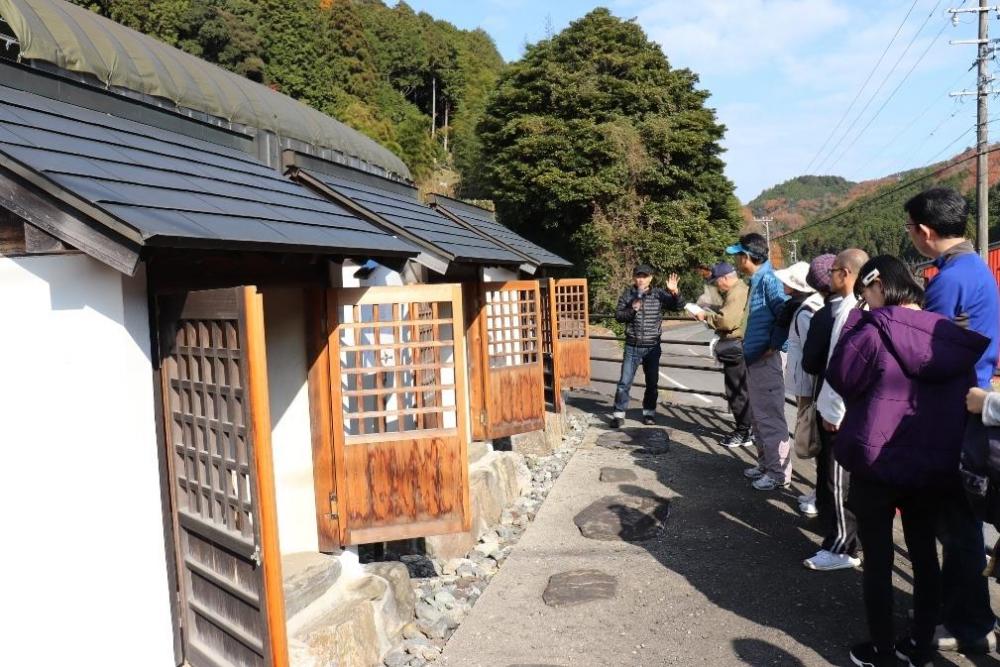 3体の石仏の祠