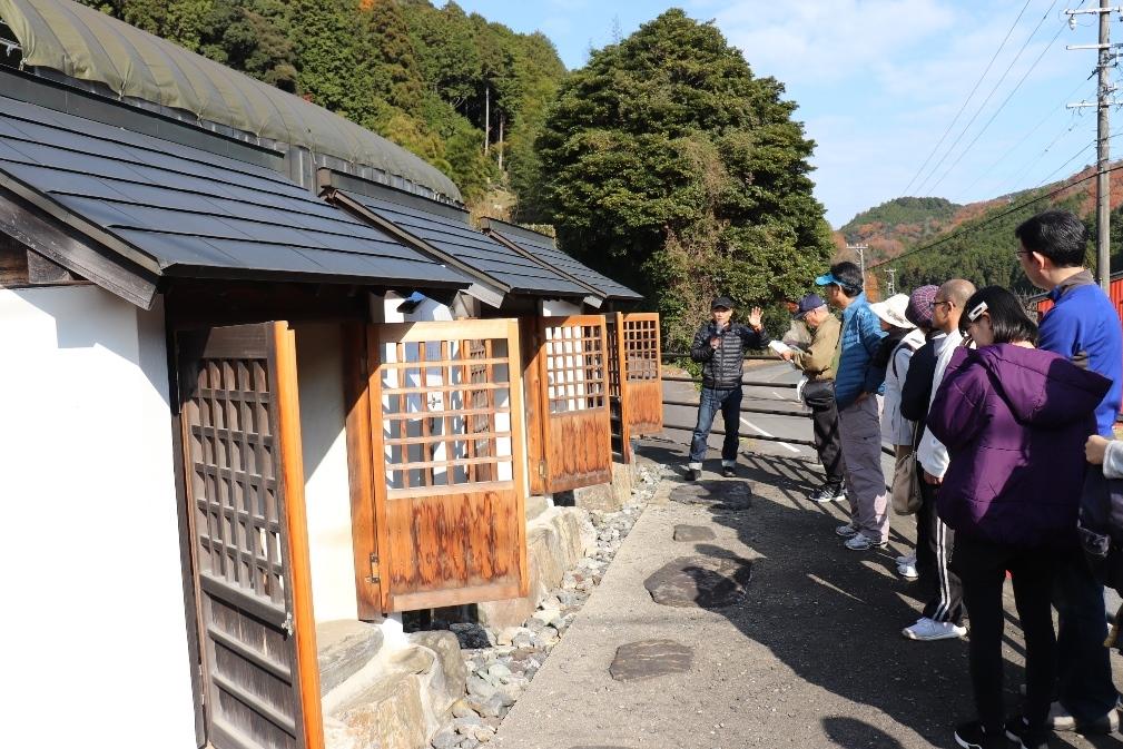 3体の石仏の祠