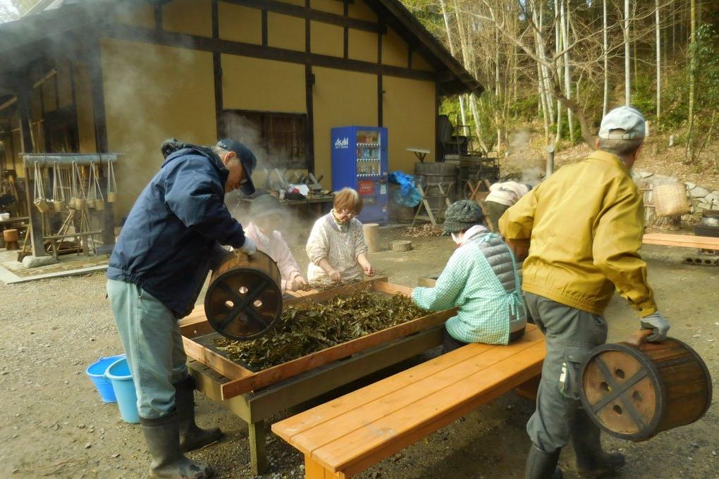 蒸しあがった茶葉は網に広げます