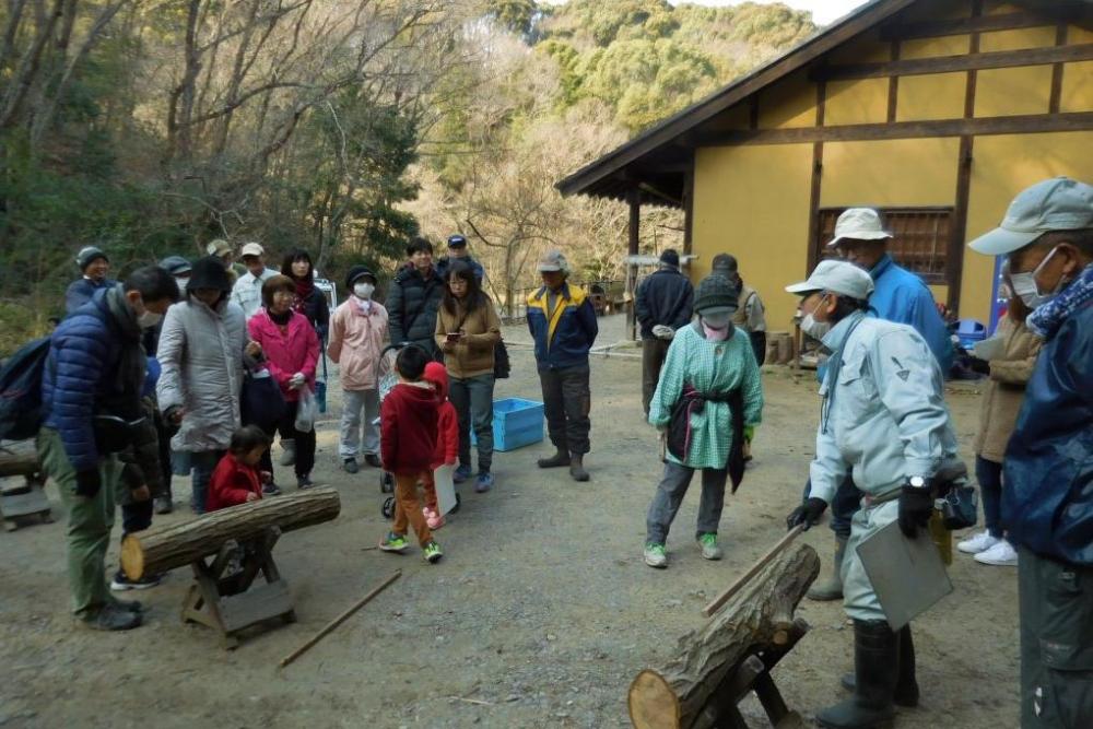 原木への穴あけ説明。等間隔に！