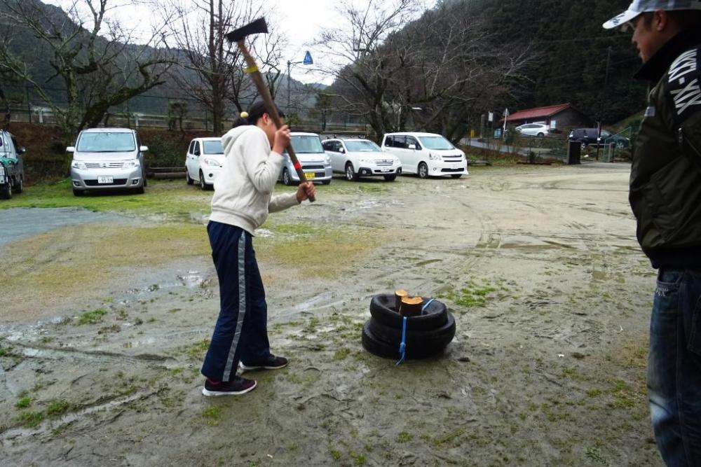 斧での薪割りにも挑戦！