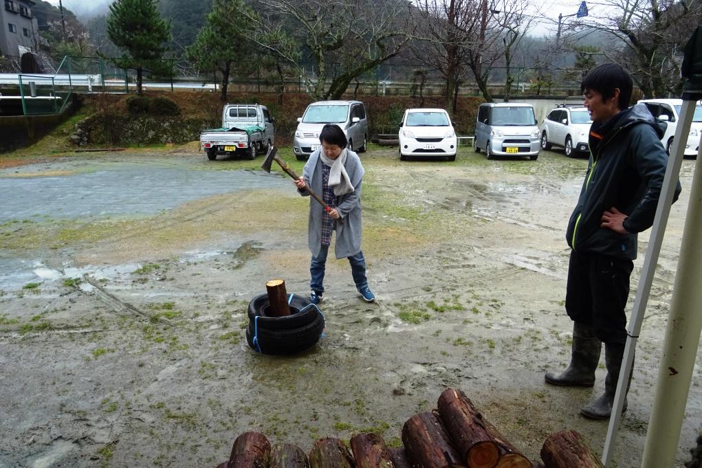 お母さんも薪割りに挑戦中！