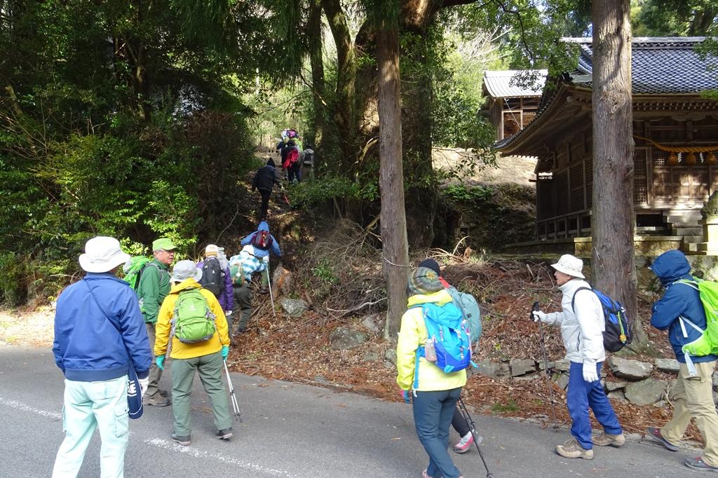 寺の入り古道へ入る