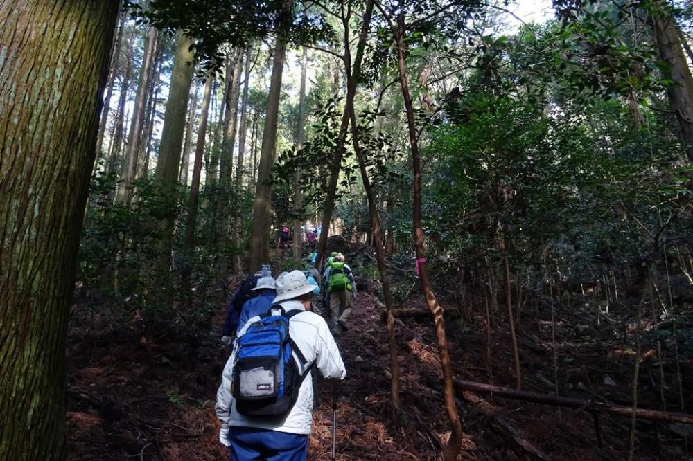 急坂を頑張って登る