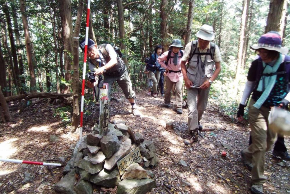 急坂を登って額堂山の山頂に到着