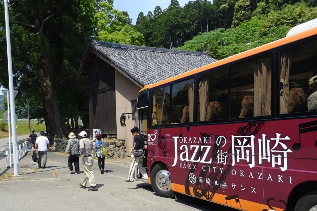 庚申の水に向かう白鬚八柱神社前