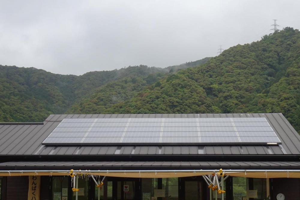 わんぱくハウスの屋根に太陽光パネル