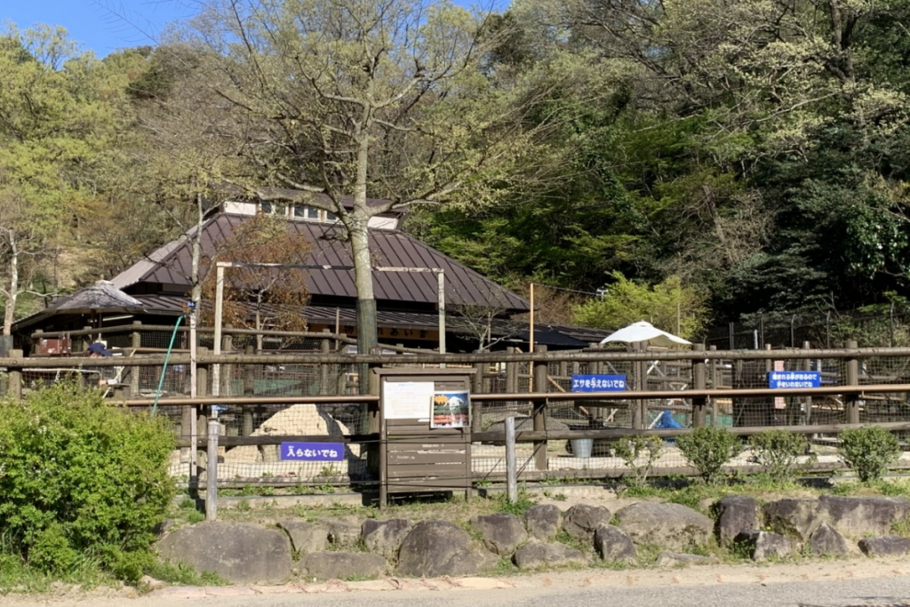 東公園動物園ふれあい広場