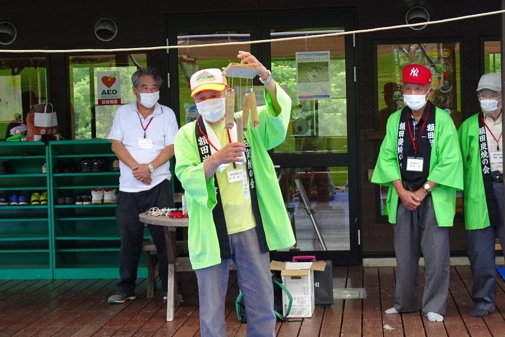 ぬかた炭焼きの会会長さんの説明