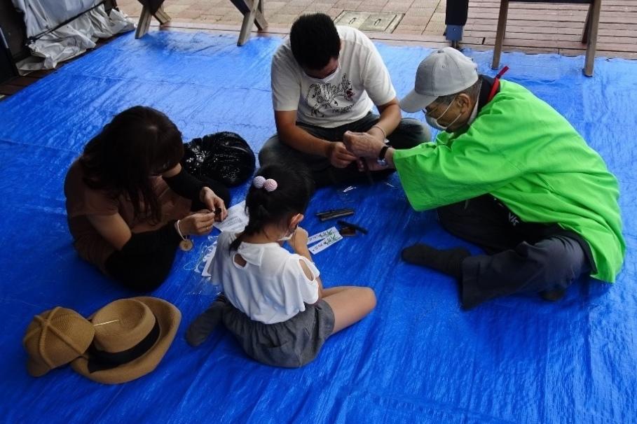 教えてくれる炭焼きの会メンバー