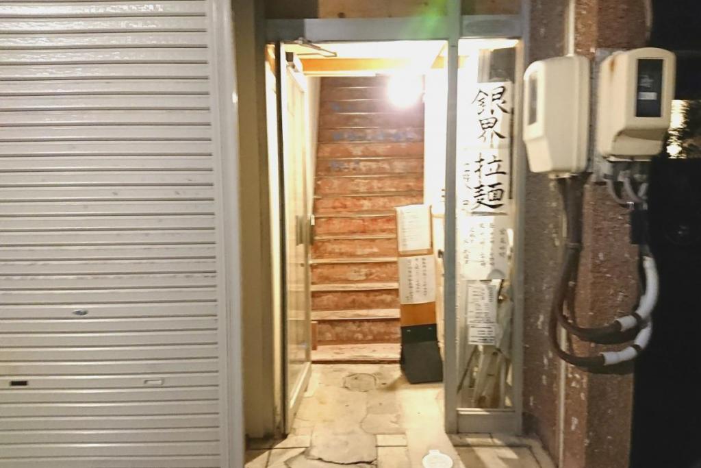 お店は２階にあります！